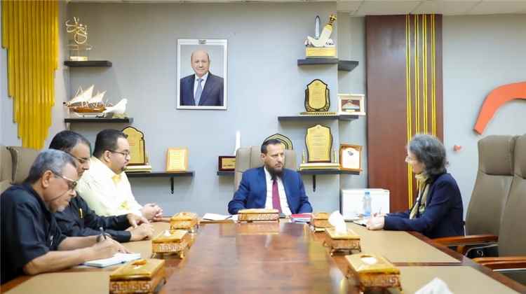 السفيرة الفرنسية تبحث مع محافظ عدن دعم الاستقرار والخدمات في المدينة