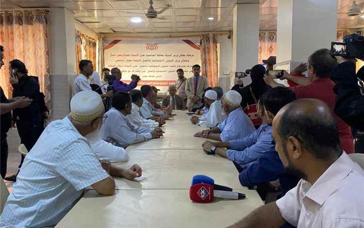 السقاف يدشن مبادرة “جبر خاطر” الإنسانية لتوزيع هدايا العيد لنزلاء دار المسنين بعدن