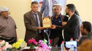 السلطات المحلية وأبناء يافع يكرمون “طبيب الطرقات” أنيس السلفي وأولاده