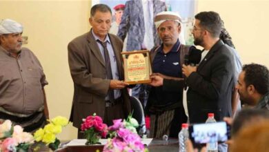 السلطات المحلية وأبناء يافع يكرمون “طبيب الطرقات” أنيس السلفي وأولاده