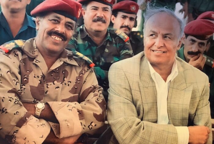 الفريق علي محسن: هادي قاد اليمن في أصعب مراحله ورفض الانصياع للحوثيين.. وينشر صوراً خاصة معه