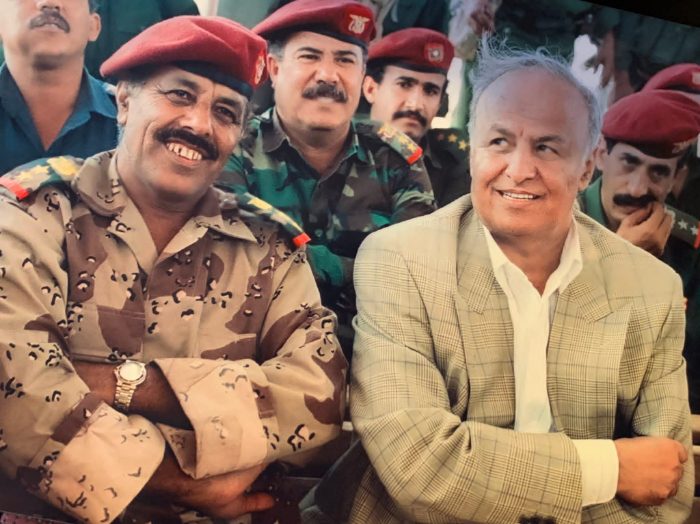 الفريق علي محسن: هادي قاد اليمن في أصعب مراحله ورفض الانصياع للحوثيين.. وينشر صوراً خاصة معه