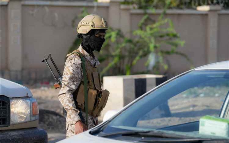 اللواء الأول من الفرقة الثانية بقوات درع الوطن يضبط سيارة مسروقة ويطيح بالمتهمين في نقطة مريمة