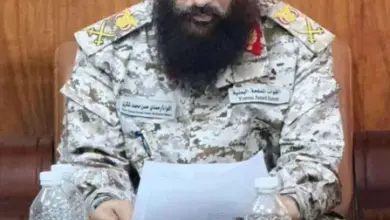 اللواء حمدي شكري يظهر بالزي العسكري الرسمي خلال تسلمه قيادة المنطقة العسكرية الرابعة بـعدن