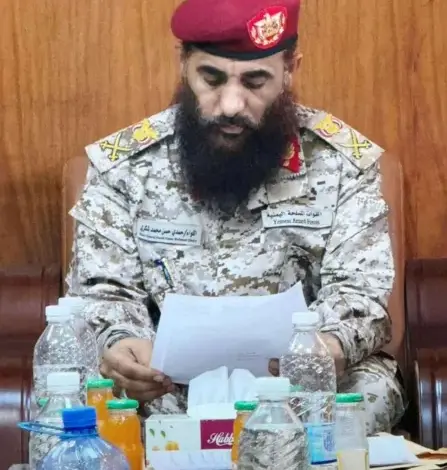 اللواء حمدي شكري يظهر بالزي العسكري الرسمي خلال تسلمه قيادة المنطقة العسكرية الرابعة بـعدن