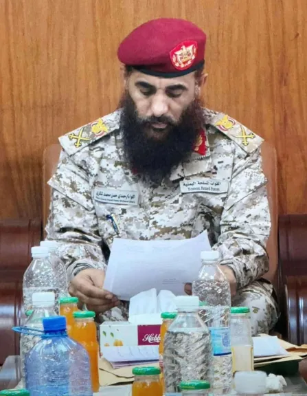 اللواء حمدي شكري يظهر بالزي العسكري الرسمي خلال تسلمه قيادة المنطقة العسكرية الرابعة بـعدن