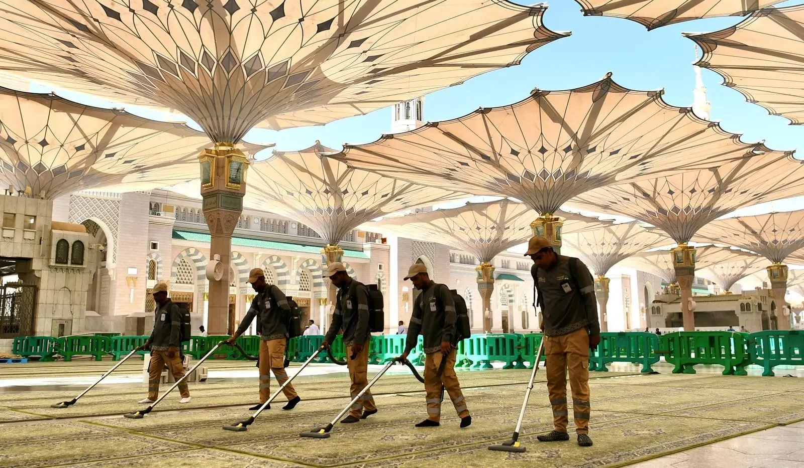 المدينة المنورة تستقبل زوار الداخل.. حركة نشطة وخدمات مكثفة حول المسجد النبوي