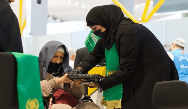 المرأة السعودية في «طريق مكة».. عنصر فاعل في منظومة تشغيلية متكاملة