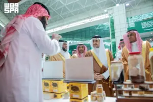 المشيطي يدشّن مكائن بيع ذاتي لمنتجات النحل ويدعم أكثر من مليوني خلية عسل سعودي
