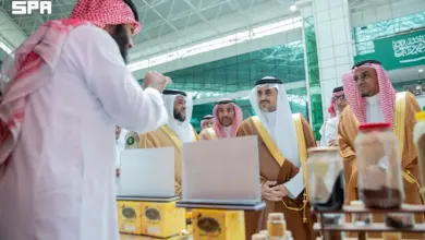 المشيطي يدشّن مكائن بيع ذاتي لمنتجات النحل ويدعم أكثر من مليوني خلية عسل سعودي