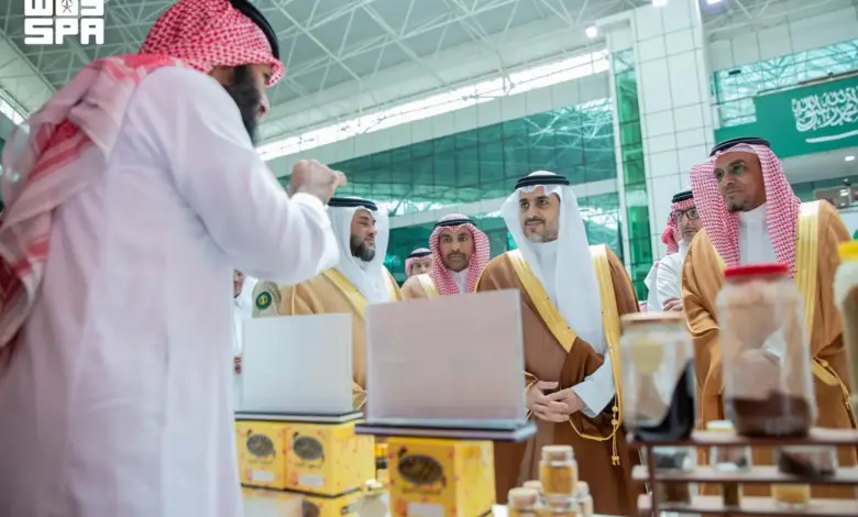 المشيطي يدشّن مكائن بيع ذاتي لمنتجات النحل ويدعم أكثر من مليوني خلية عسل سعودي