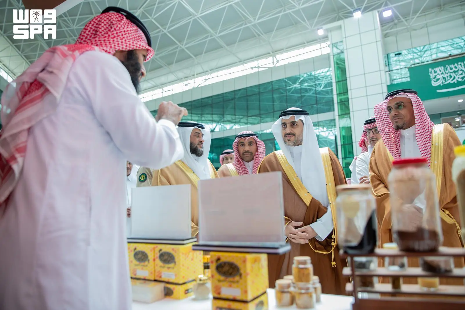 المشيطي يدشّن مكائن بيع ذاتي لمنتجات النحل ويدعم أكثر من مليوني خلية عسل سعودي