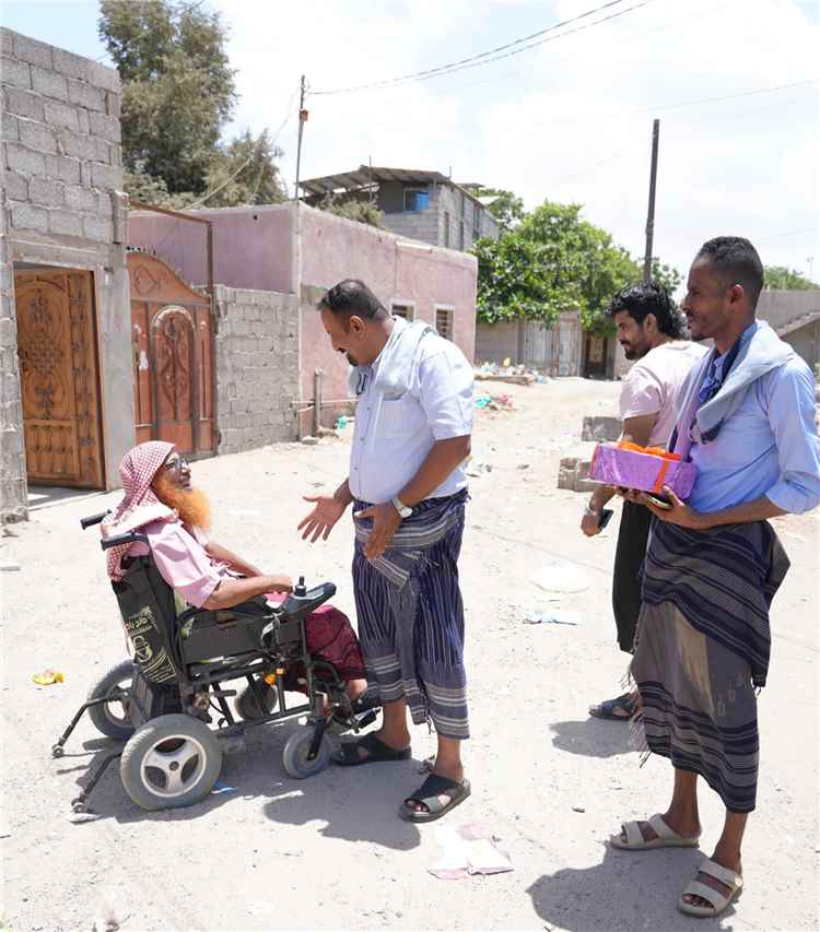 الوكيل النوبة يختتم زياراته العيدية للجرحى المقعدين بعدن ويطالب بإنصافهم وتنفيذ ترقياتهم المستحقة