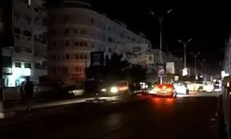 انقطاعات متكررة وقدرة كهربائية ضعيفة تُفاقم معاناة سكان شارع المهندسين بعدن