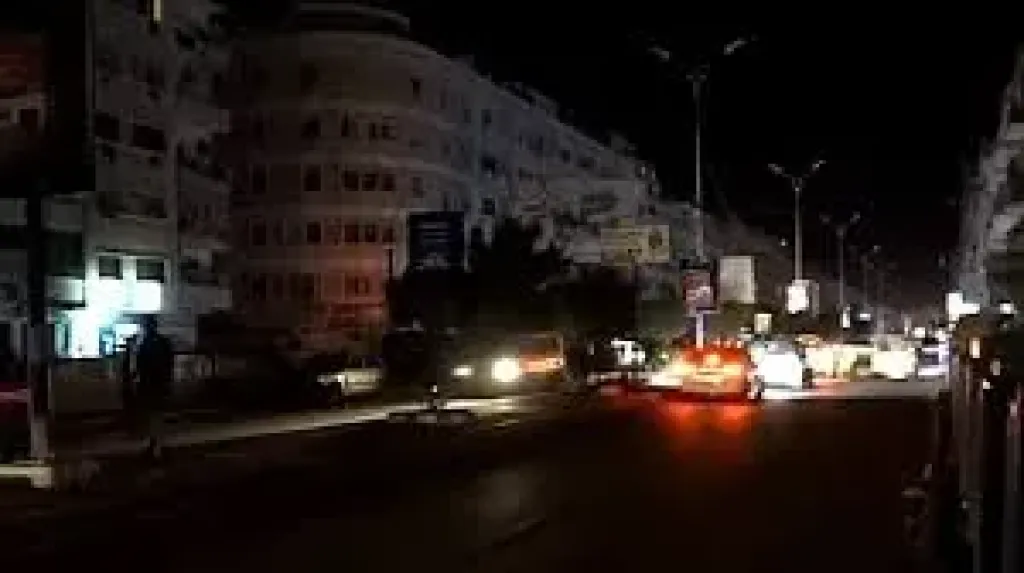 انقطاعات متكررة وقدرة كهربائية ضعيفة تُفاقم معاناة سكان شارع المهندسين بعدن