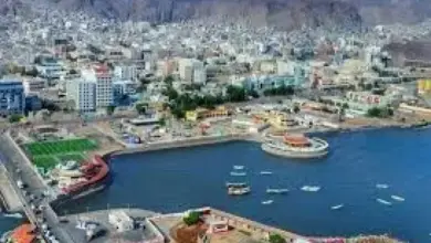 ”باص فوكسي” ودراجة نارية تُحاصران ضحيةً في شارع عام.. والأمن يتفرّج في عدن؟