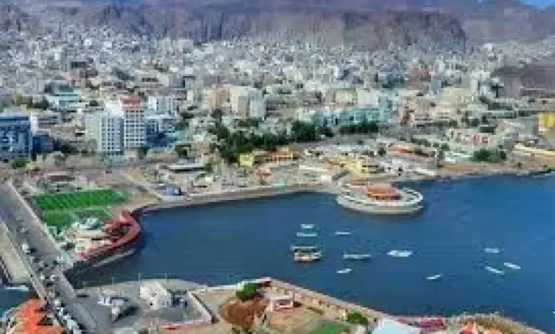 ”باص فوكسي” ودراجة نارية تُحاصران ضحيةً في شارع عام.. والأمن يتفرّج في عدن؟