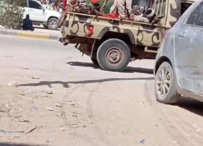 بالأصفاد في عتق: شهود يوثقون معاناة محتجزين تحت الشمس