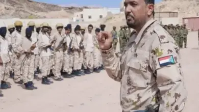 بعد صدور أومر قهرية بالقبض عليه.. انسحاب مفاجئ لقوات بن رشيد من معسكره بشبوة وعمليات نهب واسعة
