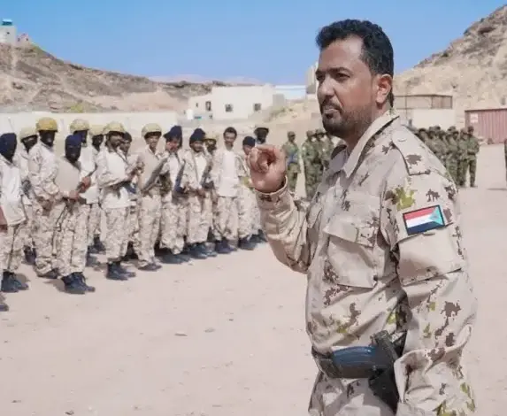 بعد صدور أومر قهرية بالقبض عليه.. انسحاب مفاجئ لقوات بن رشيد من معسكره بشبوة وعمليات نهب واسعة