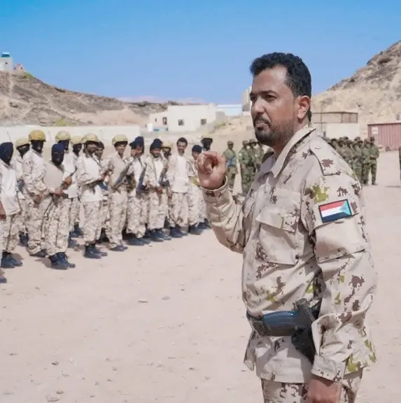 بعد صدور أومر قهرية بالقبض عليه.. انسحاب مفاجئ لقوات بن رشيد من معسكره بشبوة وعمليات نهب واسعة