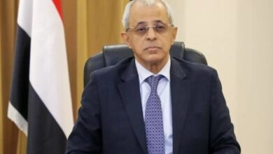 بينما يُلاحق عيدروس بتهمة ''الخيانة العظمى''.. مسؤول كبير في الحكومة يتحدث عن طبيعة الخلاف والعلاقة القائمة بين اليمن والإمارات