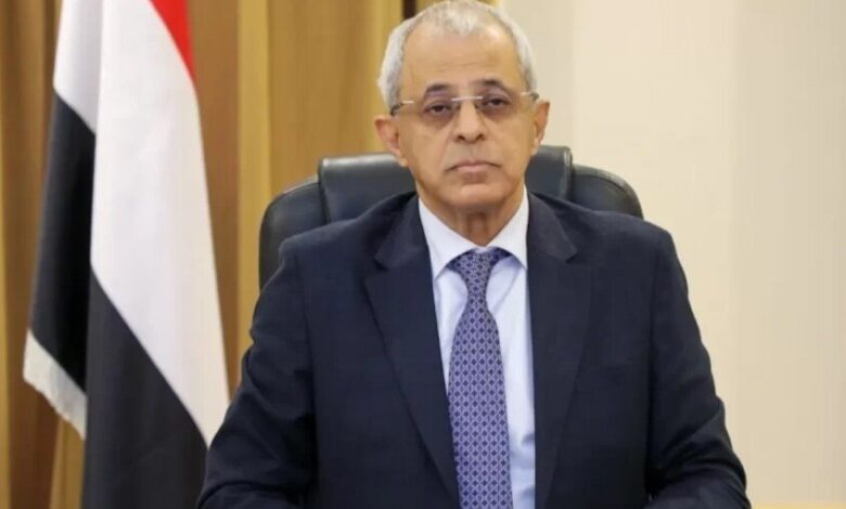 بينما يُلاحق عيدروس بتهمة ''الخيانة العظمى''..  مسؤول كبير في الحكومة يتحدث عن طبيعة الخلاف والعلاقة القائمة بين اليمن والإمارات