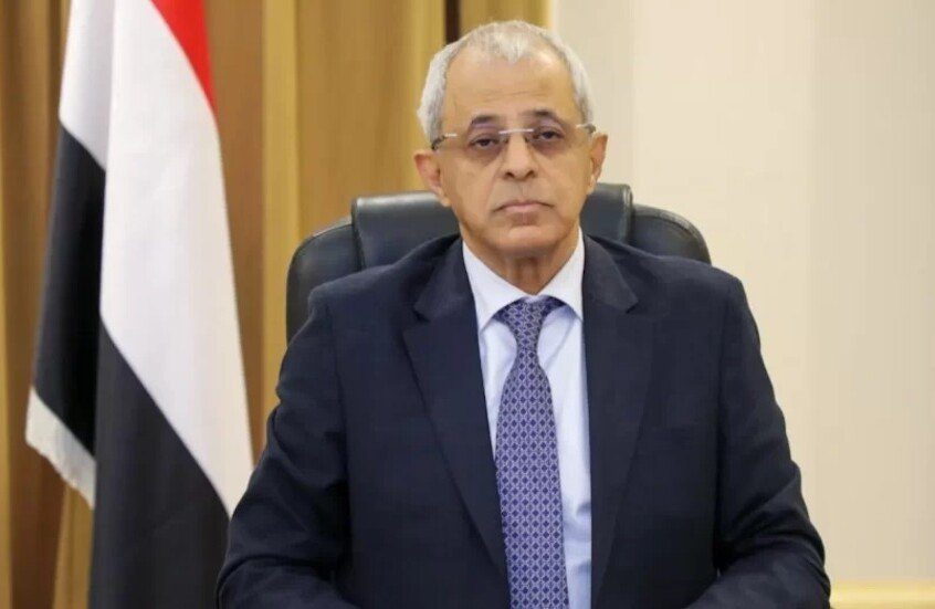بينما يُلاحق عيدروس بتهمة ''الخيانة العظمى''..  مسؤول كبير في الحكومة يتحدث عن طبيعة الخلاف والعلاقة القائمة بين اليمن والإمارات