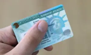ترامب يصدم المهاجرين بقرار يُجبر المقيمين على مغادرة أمريكا