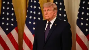 ترمب ينشر خريطة إيران مظللة بالعلم الأمريكي ويلغي حضور زفاف نجله لحسم قرار الحرب