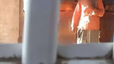 تصرفات غير لائقة لأحد الأشخاص داخل سوق زنجبار تثير استياء المتسوقين
