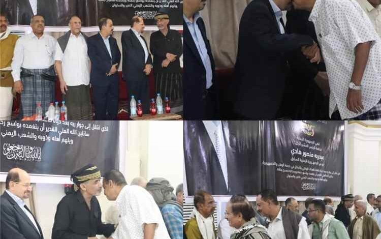 تقدمهم الفريق الصبيحي والدكتور الزنداني وكبار المسؤولين والسياسيين.. حشود كبيرة تقدم واجب العزاء بوفاة الرئيس هادي بعدن