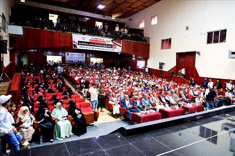 تكريم 180 عاملاً وعاملة بتعز بمناسبة عيد العمال