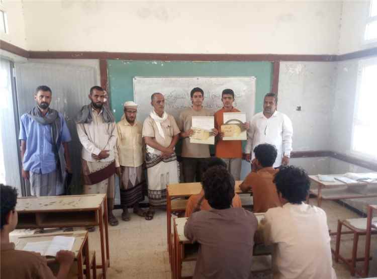ثانوية عمر بن عبدالعزيز (الحضن )تكرم طلابها المشاركين في المسابقة العلمية والثقافية بالمحافظة