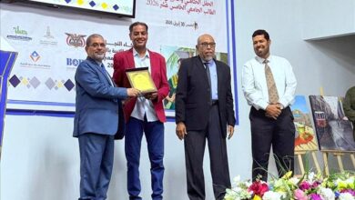 جامعة حضرموت تُكرم الإعلامي الرياضي فهمي باحمدان في ختام أسبوع الطالب الـ15