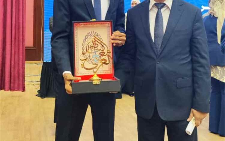 جامعة سيئون تُهدي الوطن إنجازاً عربياً رفيعاً بتتويج الدكتور عمر بازغيفان بجائزة "أفضل باحث عربي متميز لعام 2026" بالقاهرة