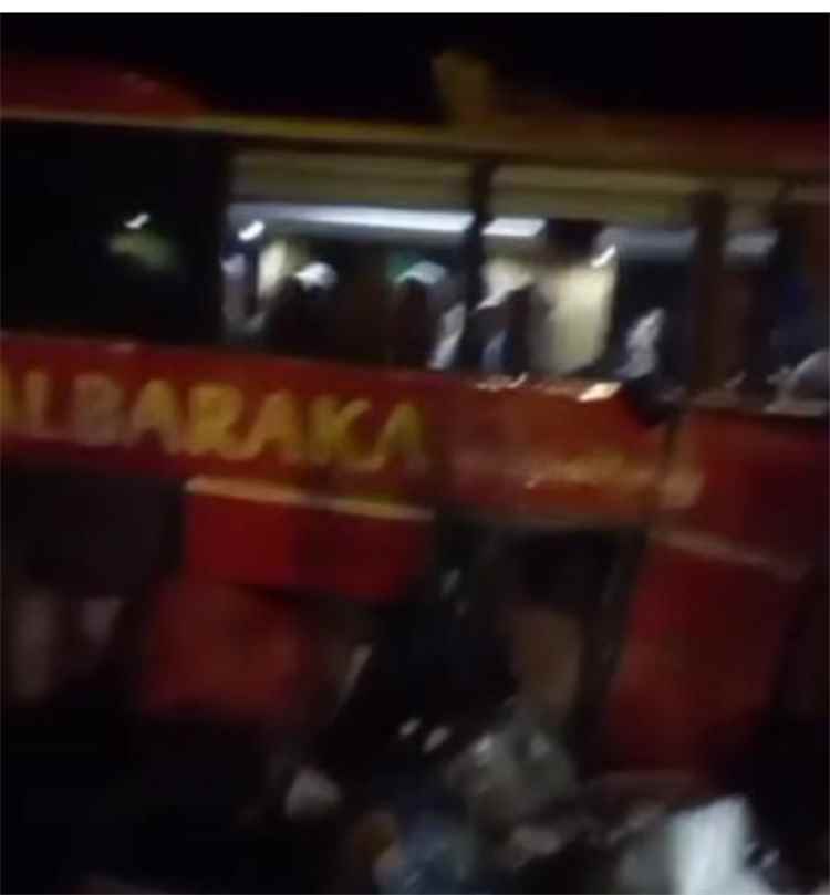 حادث سير مروع على خط العبر يخلف إصابات و يكشف خطورة الطريق الدولي
