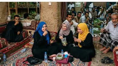 ”حرية شخصية أم خروج عن التقاليد؟”.. مشهد نسائي داخل محل قات يُقسم الرأي العام في عدن