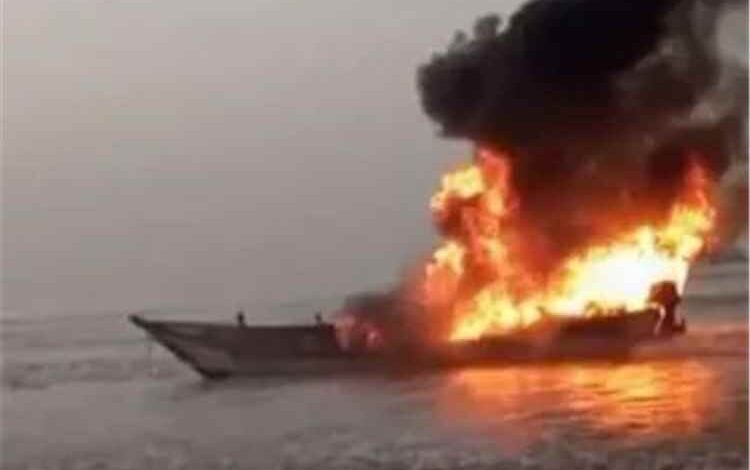 حريق يلتهم قارب صيد بحضرموت بعد خطأ خطير في تشغيل المحرك