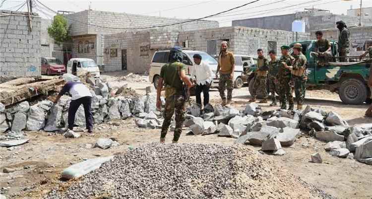 حماية الأراضي تواصل حملات إزالة البناء العشوائي في الممدارة والعريش بعدن