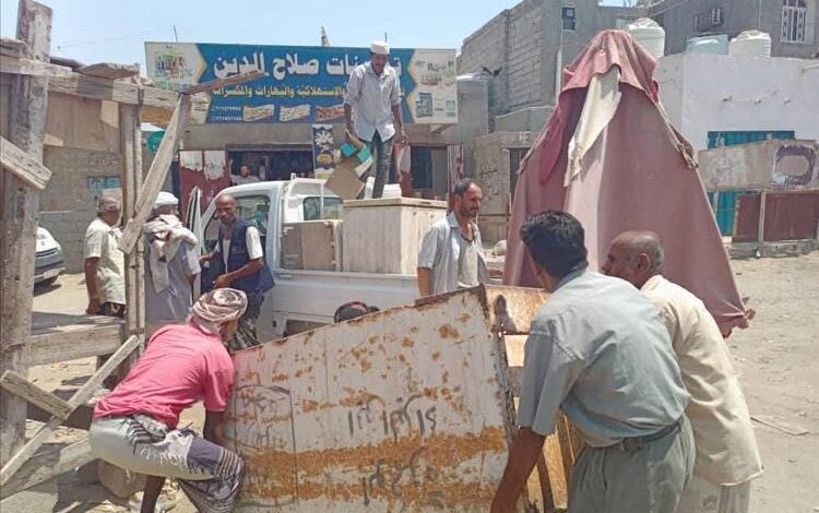 حملة لإزالة المظاهر العشوائية وتنظيم الحركة المرورية في عدد من شوارع البريقة