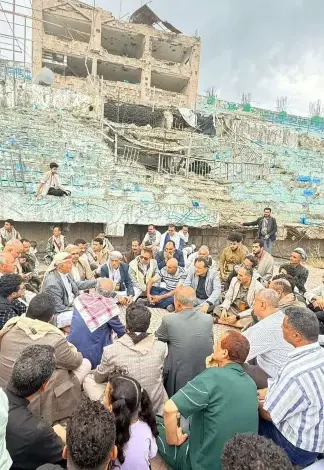 حوثيو إب يُقيمون اجتماعًا دعائيًا لاستاد متهالك بسبب إهمالهم