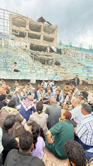 حوثيو إب يُقيمون اجتماعًا دعائيًا لاستاد متهالك بسبب إهمالهم