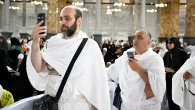 حين تتحدث الوجوه بدل الكلمات.. ابتسامات الحجاج لغة إنسانية تتجاوز اختلاف الألسنة