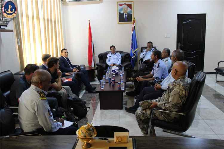 خفر السواحل تستقبل الملحق العسكري الفرنسي لدى اليمن لبحث تعزيز التعاون في الأمن البحري