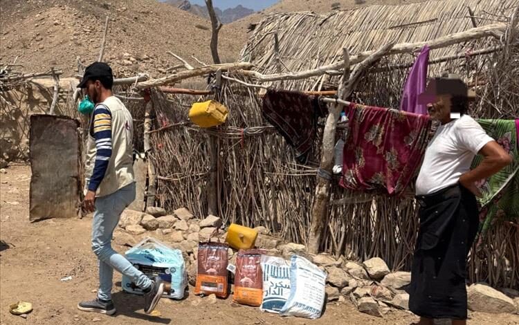 ذو النورين وبن شعيله يقدمان مساعدات غذائية للمعمرين من كبار سن في قرى نائية بأبين