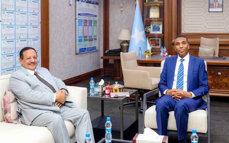 رئيس الوزراء الصومالي يستقبل سفير اليمن لبحث تعزيز العلاقات الثنائية