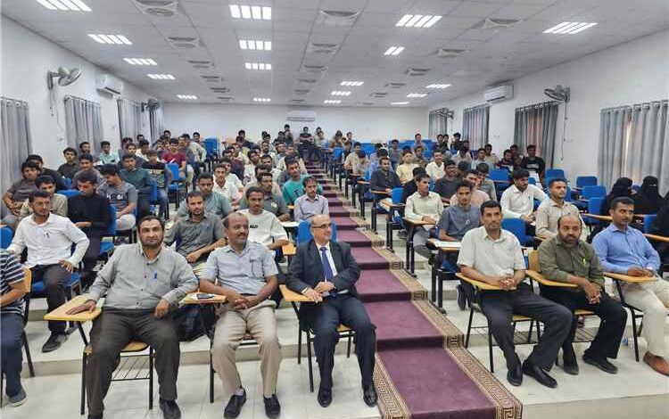 رئيس جامعة شبوة يطلع على نتائج النزول الميداني لطلبة كلية الإدارة والاقتصاد
