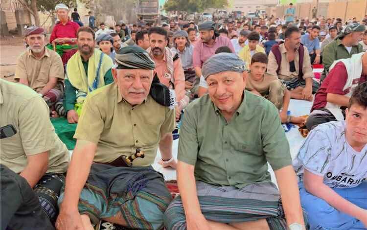 رئيس مجلس القضاء الأعلى القاضي"الحوشبي"  يؤدي صلاة عيد الأضحى مع جموع المصلين في مديرية تبن بمحافظة لحج