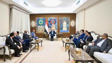 رئيس مجلس القيادة يجدد التزام الدولة بإغلاق كامل لملف المحتجزين